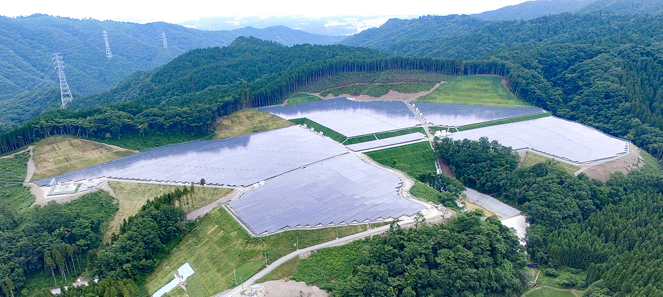 PROJECT STORY 10 Young engineers taking on the challenge of High Voltage Capacity mega solar projects 